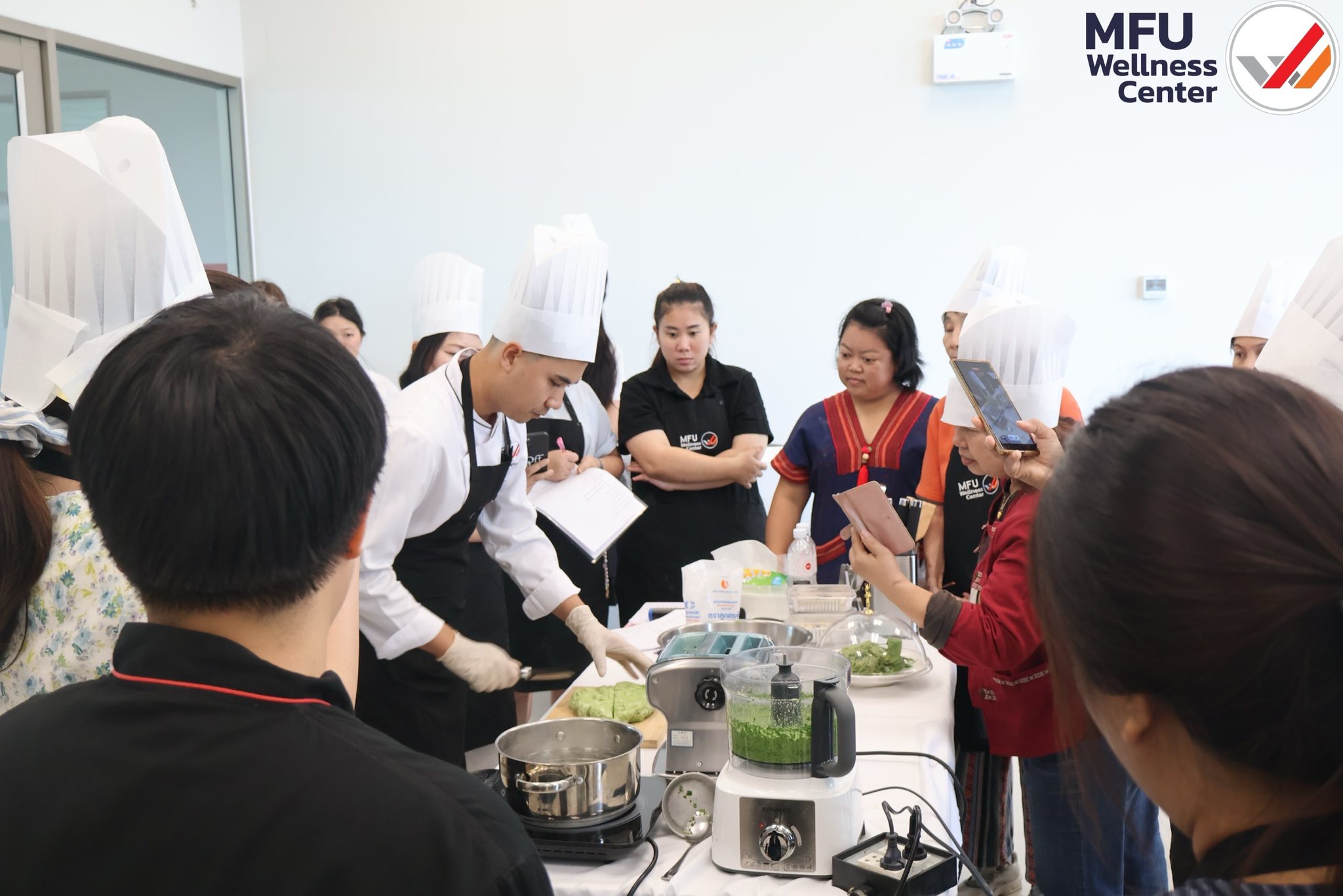 ศูนย์บริการสุขภาพ มฟล. จัด Workshop “วัตถุดิบท้องถิ่นสู่จานอาหารเพื่อสุขภาพ” หนุนชุมชนสร้างสุขภาพดีอย่างยั่งยืน